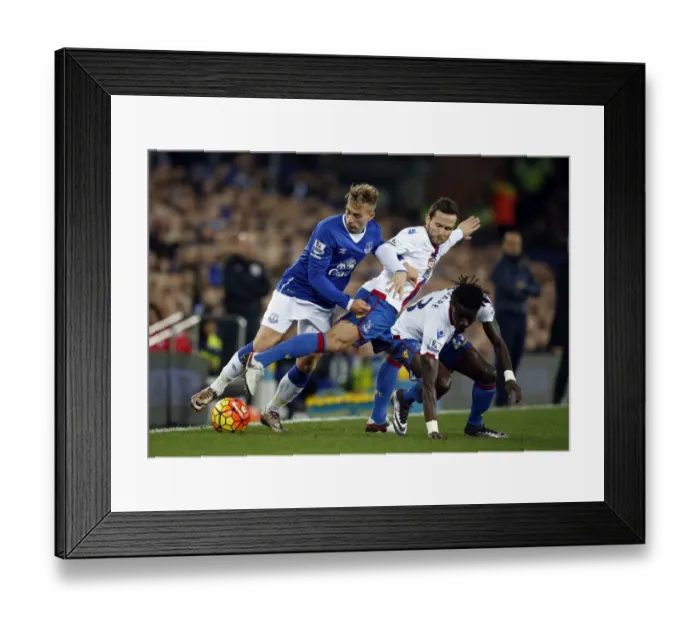 Framed Print : Deulofeu vs Cabaye-Diaye: Battle at Goodison Park - Everton vs Crystal Palace Framed Print : Deulofeu vs Cabaye-Diaye: Battle at Goodison Park - Everton vs Crystal Palace