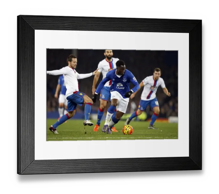Framed Print : Lukaku Slips Past Cabaye: Everton's Winning Moment vs Crystal Palace in Barclays Premier League