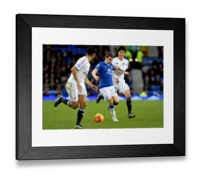 Framed Print : Battle for the Ball: Seamus Coleman vs. Ki Sung-yueng - Everton vs. Swansea City, Premier League Framed Print : Battle for the Ball: Seamus Coleman vs. Ki Sung-yueng - Everton vs. Swansea City, Premier League