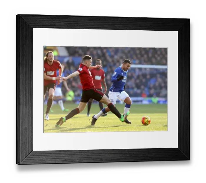 Framed Print : A Battle for the Ball: Everton vs. West Bromwich Albion - Goodison Park Framed Print : A Battle for the Ball: Everton vs. West Bromwich Albion - Goodison Park