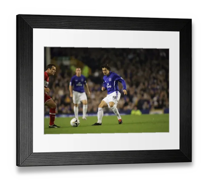 Framed Print : Simon Davies: Everton's Midfield Maestro Dishing Out Perfect Passes Framed Print : Simon Davies: Everton's Midfield Maestro Dishing Out Perfect Passes