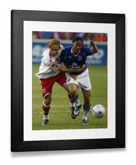Framed Print : Evertons Steven Pinnar struggles for the ball