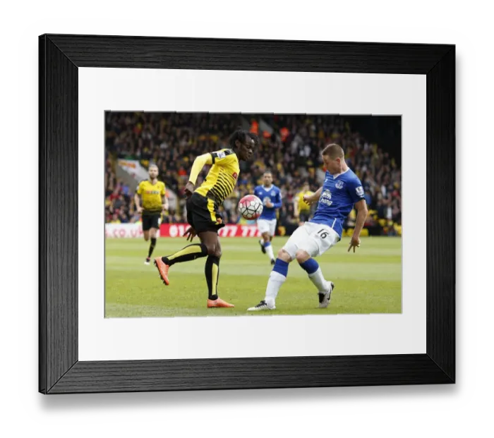 Framed Print : Battle for Supremacy: McCarthy vs. Paredes - Watford vs. Everton, Barclays Premier League