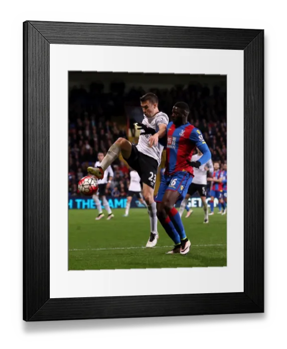 Framed Print : Battle for Supremacy: Seamus Coleman vs. Bakary Sako at Selhurst Park - Crystal Palace vs. Everton, Barclays Premier League