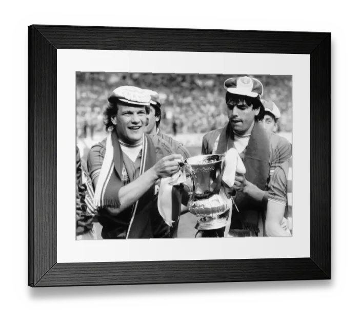 Framed Print : Andy Gray left and Graeme Sharp of Everton May 1984 hold the FA Cup Framed Print : Andy Gray left and Graeme Sharp of Everton May 1984 hold the FA Cup