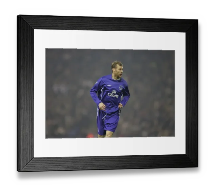 Framed Print : Everton's Ferguson: Ready for the Pass Framed Print : Everton's Ferguson: Ready for the Pass