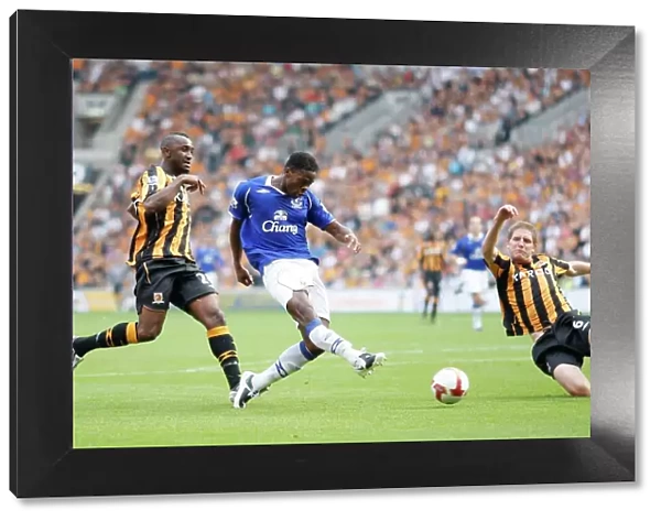 Everton's Louis Saha Takes Aim: Hull City vs Everton, Premier League Showdown