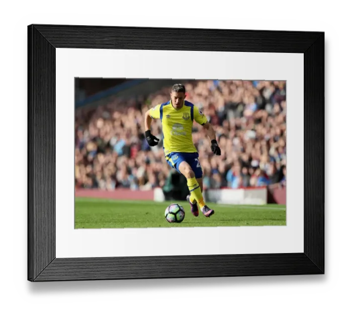 Framed Print : Everton's Bryan Oviedo in Action against Burnley, Premier League - Turf Moor