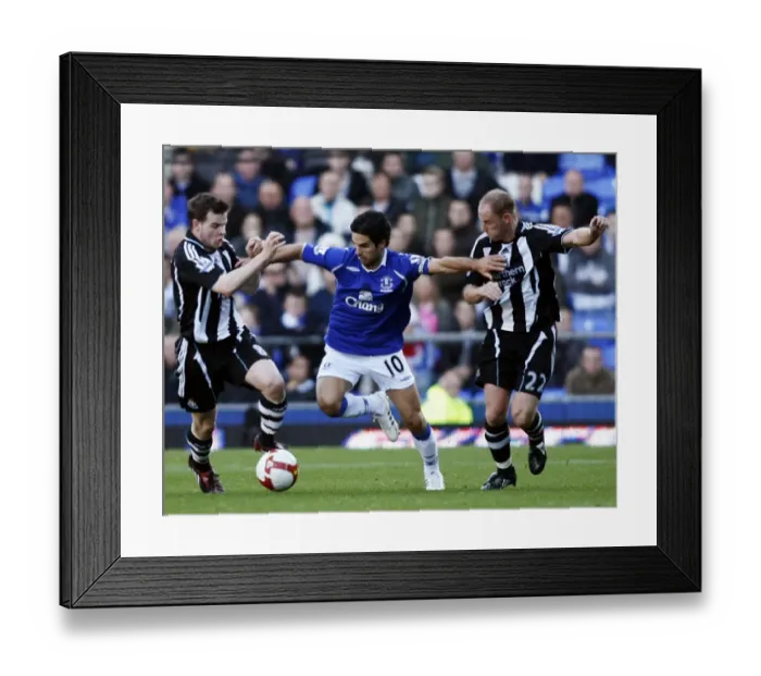Framed Print : Everton's Fellaini Clashes with Guthrie and Butt: Intense Moment from Everton vs Newcastle United (08 / 09) Framed Print : Everton's Fellaini Clashes with Guthrie and Butt: Intense Moment from Everton vs Newcastle United (08 / 09)