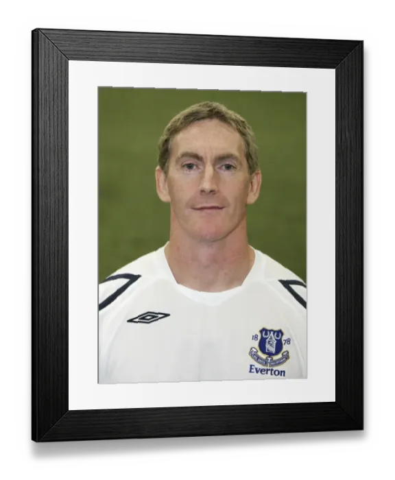 Framed Print : Everton FC 2008-09 Team Picture and Tony Hibbert Portrait Framed Print : Everton FC 2008-09 Team Picture and Tony Hibbert Portrait