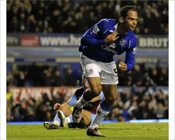 Joleon Lescott Scores Everton's Second Goal vs. Aston Villa (08 / 09 Premier League)