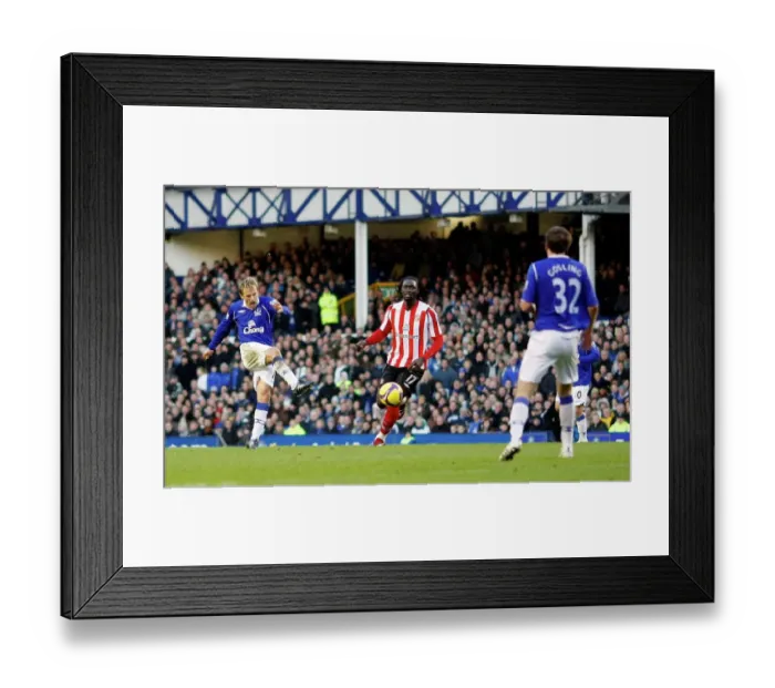 Framed Print : Phil Neville in Action: Everton vs. Sunderland, Barclays Premier League (08 / 09) Framed Print : Phil Neville in Action: Everton vs. Sunderland, Barclays Premier League (08 / 09)