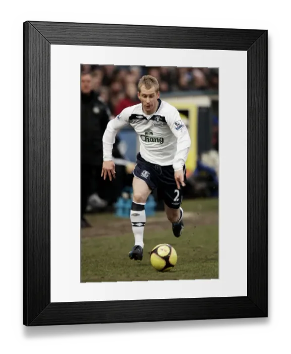 Framed Print : Tony Hibbert in Action for Everton FC - January 2009 Framed Print : Tony Hibbert in Action for Everton FC - January 2009