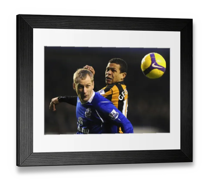 Framed Print : Everton vs Hull City: A Battle Between Tony Hibbert and Geovanni (08 / 09) Framed Print : Everton vs Hull City: A Battle Between Tony Hibbert and Geovanni (08 / 09)