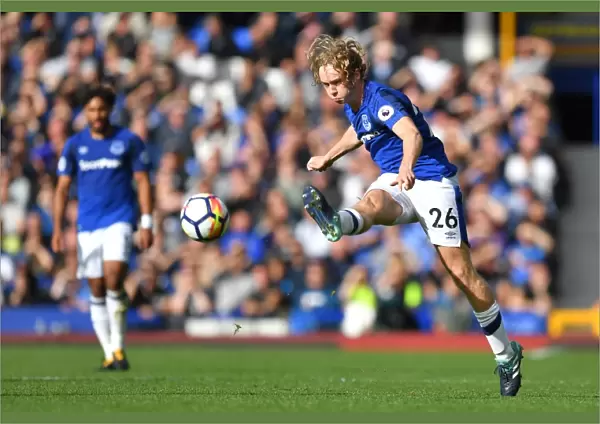 Tom Davies of Everton Facing Off Against Tottenhotspur at Goodison Park during the 2017-18 Premier League Season