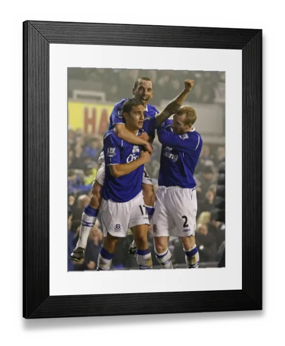 Framed Print : Football - Everton v Arsenal Barclays Premier League Framed Print : Football - Everton v Arsenal Barclays Premier League