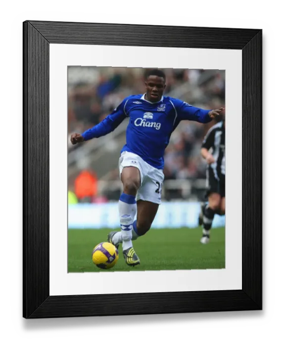 Framed Print : Victor Anichebe in Action: Everton's Star Performance, 08 / 09 Season