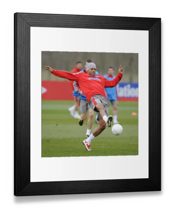 Framed Print : Everton's Joleon Lescott at England Training, London Colney (March 2009) Framed Print : Everton's Joleon Lescott at England Training, London Colney (March 2009)