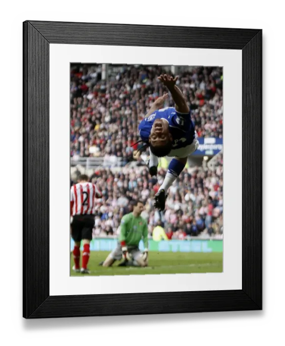 Framed Print : Steven Pienaar's Triumphant Debut Goal for Everton Against Sunderland in the 08 / 09 Premier League Framed Print : Steven Pienaar's Triumphant Debut Goal for Everton Against Sunderland in the 08 / 09 Premier League