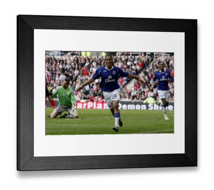 Framed Print : Steven Pienaar's Thrilling Premier League Debut Goal for Everton at Sunderland's Stadium of Light (08-09) Framed Print : Steven Pienaar's Thrilling Premier League Debut Goal for Everton at Sunderland's Stadium of Light (08-09)