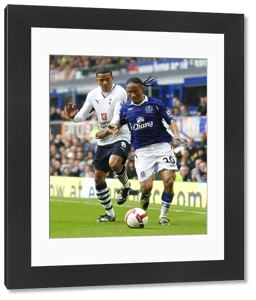 Pienaar vs. Jenas: Everton vs. Tottenham Clash in the Barclays Premier League (08 / 09)