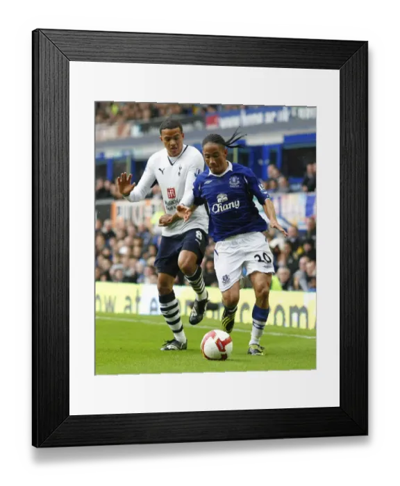Framed Print : Pienaar vs. Jenas: Everton vs. Tottenham Clash in the Barclays Premier League (08 / 09) Framed Print : Pienaar vs. Jenas: Everton vs. Tottenham Clash in the Barclays Premier League (08 / 09)