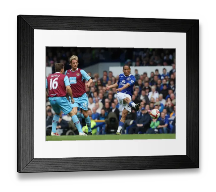 Framed Print : Steven Pienaar's Shot at Glory: Everton vs West Ham United, Barclays Premier League (16 / 5 / 09) Framed Print : Steven Pienaar's Shot at Glory: Everton vs West Ham United, Barclays Premier League (16 / 5 / 09)