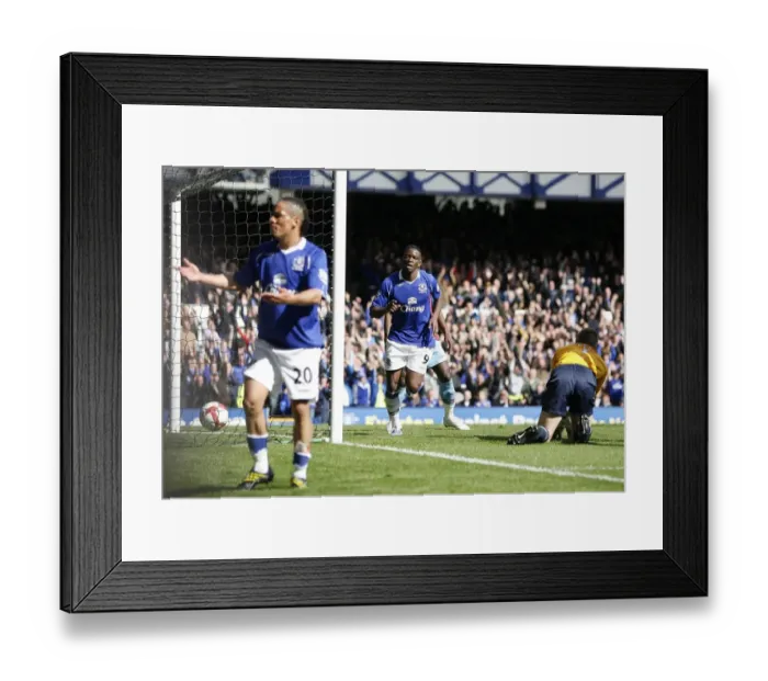 Framed Print : Louis Saha's Triple: Everton's Third Goal vs. West Ham United (16 / 5 / 09)