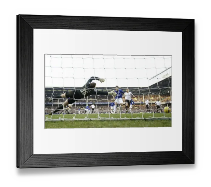 Framed Print : James Beattie's Thrilling Rebound Goal for Everton