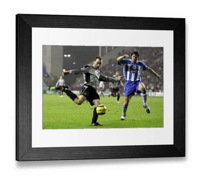 Framed Print : McFadden's Moment of Determination: Everton Star Faces Pressure from Wigan's Arjan De Zeeuw