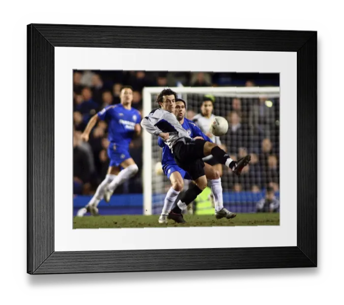 Framed Print : Simon Davies vs Maniche: Everton Midfielder in Defensive Battle Framed Print : Simon Davies vs Maniche: Everton Midfielder in Defensive Battle