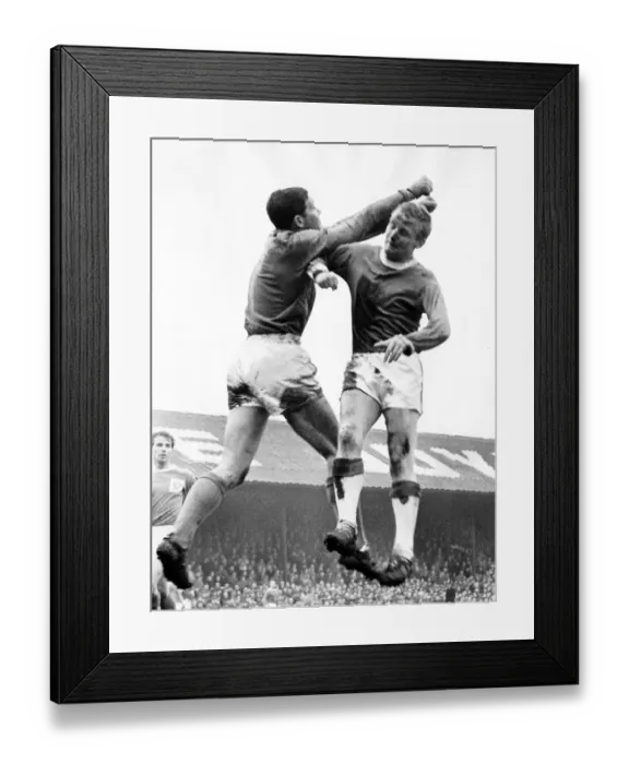 Framed Print : Alex Young Everton in action in August 1964 Framed Print : Alex Young Everton in action in August 1964