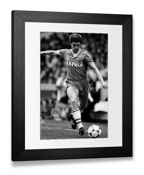 Framed Print : Everton's Star: Kevin Sheedy in Action (May 1985) Framed Print : Everton's Star: Kevin Sheedy in Action (May 1985)