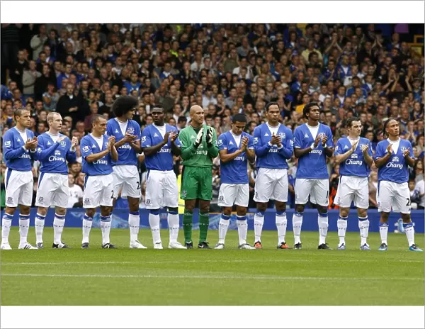Everton Players Honor Sir Bobby Robson: A Minute's Applause at Goodison Park (Everton vs Arsenal, Premier League)