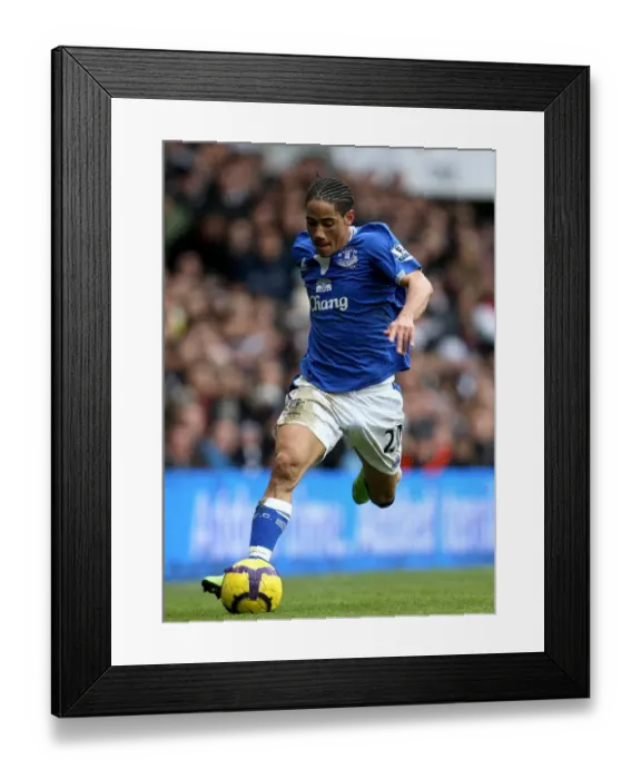 Framed Print : Steven Pienaar in Action: Everton vs. Tottenham Hotspur, Premier League Showdown Framed Print : Steven Pienaar in Action: Everton vs. Tottenham Hotspur, Premier League Showdown