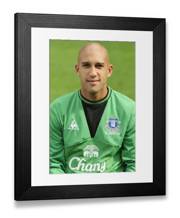 Framed Print : Everton FC: Tim Howard and the 2009-10 Team - Team Photocall August 2009 Framed Print : Everton FC: Tim Howard and the 2009-10 Team - Team Photocall August 2009