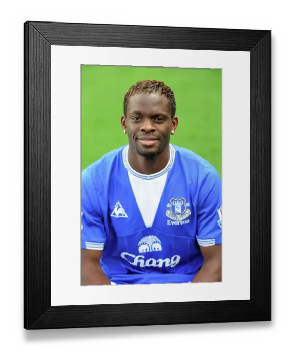 Framed Print : Everton FC 2009-10 Team Photo: Louis Saha Framed Print : Everton FC 2009-10 Team Photo: Louis Saha