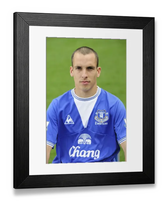 Framed Print : Everton FC 2009-10: Leon Osman in Team Photo Framed Print : Everton FC 2009-10: Leon Osman in Team Photo