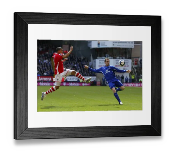 Framed Print : James McFadden: Unleashing a Powerful Volley for Everton Framed Print : James McFadden: Unleashing a Powerful Volley for Everton