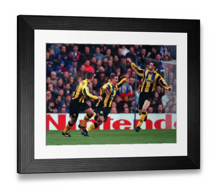 Framed Print : Duncan Ferguson's Unforgettable Goal Celebration: Everton's Iconic Victory over Chelsea (1996) Framed Print : Duncan Ferguson's Unforgettable Goal Celebration: Everton's Iconic Victory over Chelsea (1996)