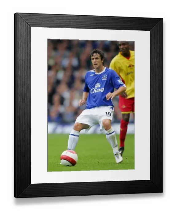 Framed Print : Everton's Simon Davies in Action: Mastering the Ball