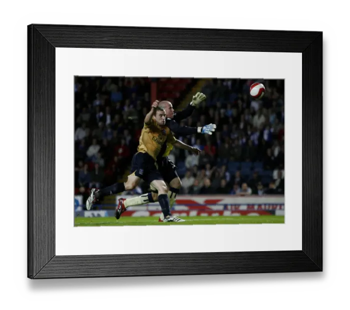 Framed Print : McFadden vs. Friedel: A Battle for the Ball - Everton vs. Blackburn Rovers, FA Barclays Premiership, 2006 Framed Print : McFadden vs. Friedel: A Battle for the Ball - Everton vs. Blackburn Rovers, FA Barclays Premiership, 2006