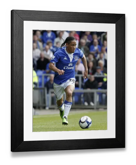 Framed Print : Steven Pienaar in Action: Everton vs Fulham, Premier League Thriller at Craven Cottage Framed Print : Steven Pienaar in Action: Everton vs Fulham, Premier League Thriller at Craven Cottage