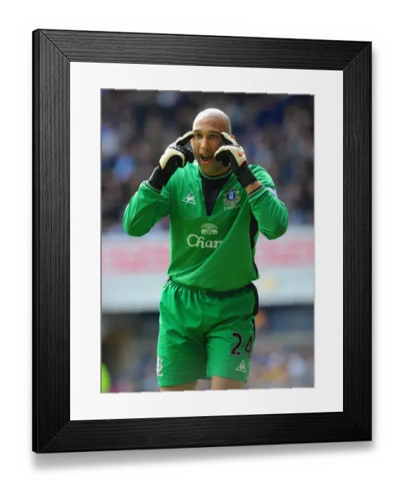 Framed Print : Soccer - Barclays Premier League - Everton v Fulham - Craven Cottage Framed Print : Soccer - Barclays Premier League - Everton v Fulham - Craven Cottage