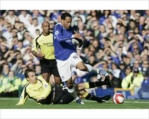 Everton v Manchester City Evertons Joleon Lescott is tackled by Manchester Citys Dietmar Hamann