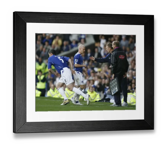 Framed Print : Everton v Manchester City Andrew Johnson of Everton is substituted by manager David Moyes for team mate Framed Print : Everton v Manchester City Andrew Johnson of Everton is substituted by manager David Moyes for team mate