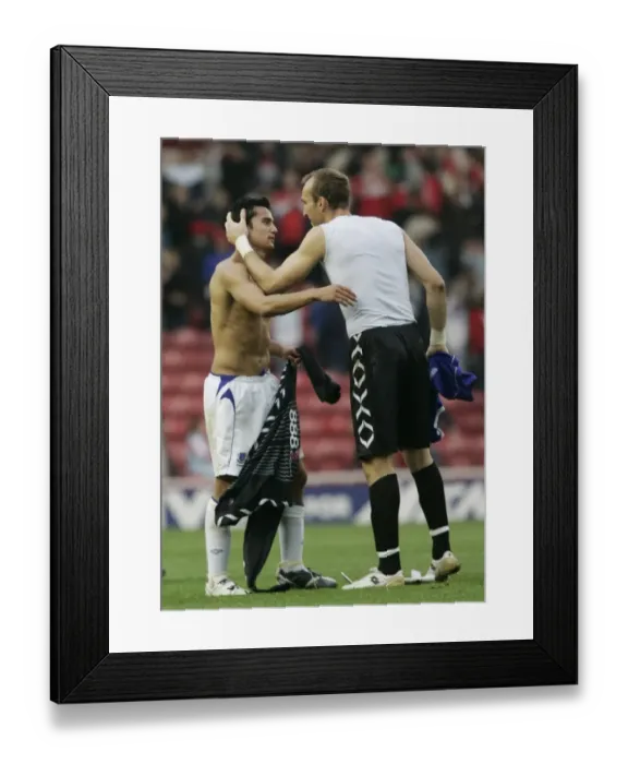 Framed Print : The Riverside Stadium - Tim Cahill of Everton and Mark Schwarzer of Middlesbrough swap shirts at end Framed Print : The Riverside Stadium - Tim Cahill of Everton and Mark Schwarzer of Middlesbrough swap shirts at end