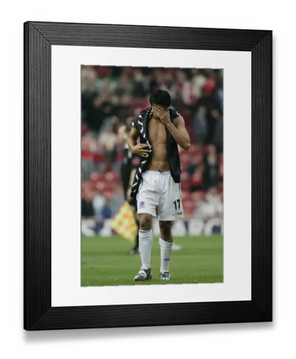 Framed Print : The Riverside Stadium - Tim Cahill of Everton looks dejected at fulltime Framed Print : The Riverside Stadium - Tim Cahill of Everton looks dejected at fulltime