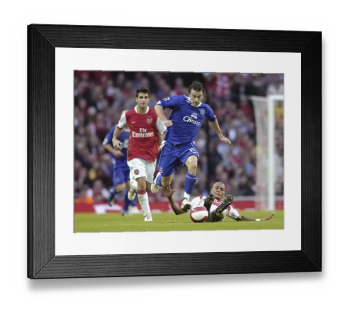 Framed Print : Arsenal v Everton 28 / 10 / 06 Evertons Simon Davies gets away from Arsenals Gilberto Silva Framed Print : Arsenal v Everton 28 / 10 / 06 Evertons Simon Davies gets away from Arsenals Gilberto Silva
