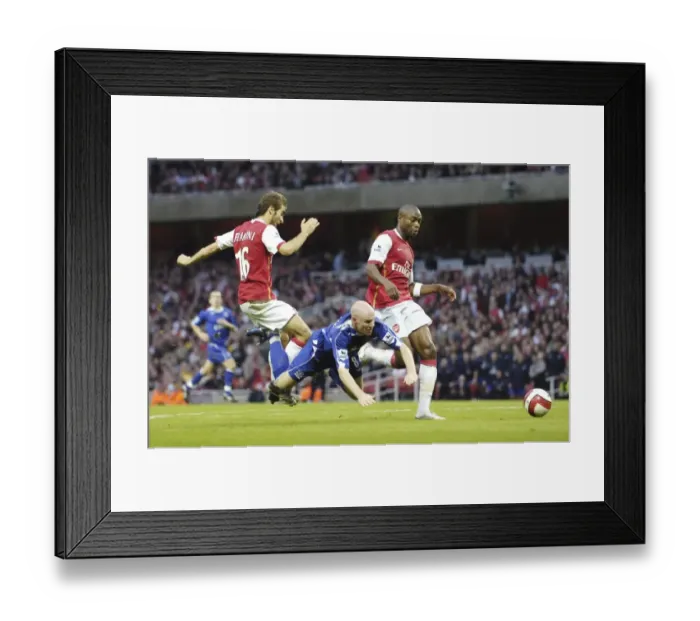 Framed Print : Arsenal v Everton 28 / 10 / 06 Evertons Andrew Johnson goes down by a challenge from Arsenals Mathieu Flamini and William Gallas in Framed Print : Arsenal v Everton 28 / 10 / 06 Evertons Andrew Johnson goes down by a challenge from Arsenals Mathieu Flamini and William Gallas in